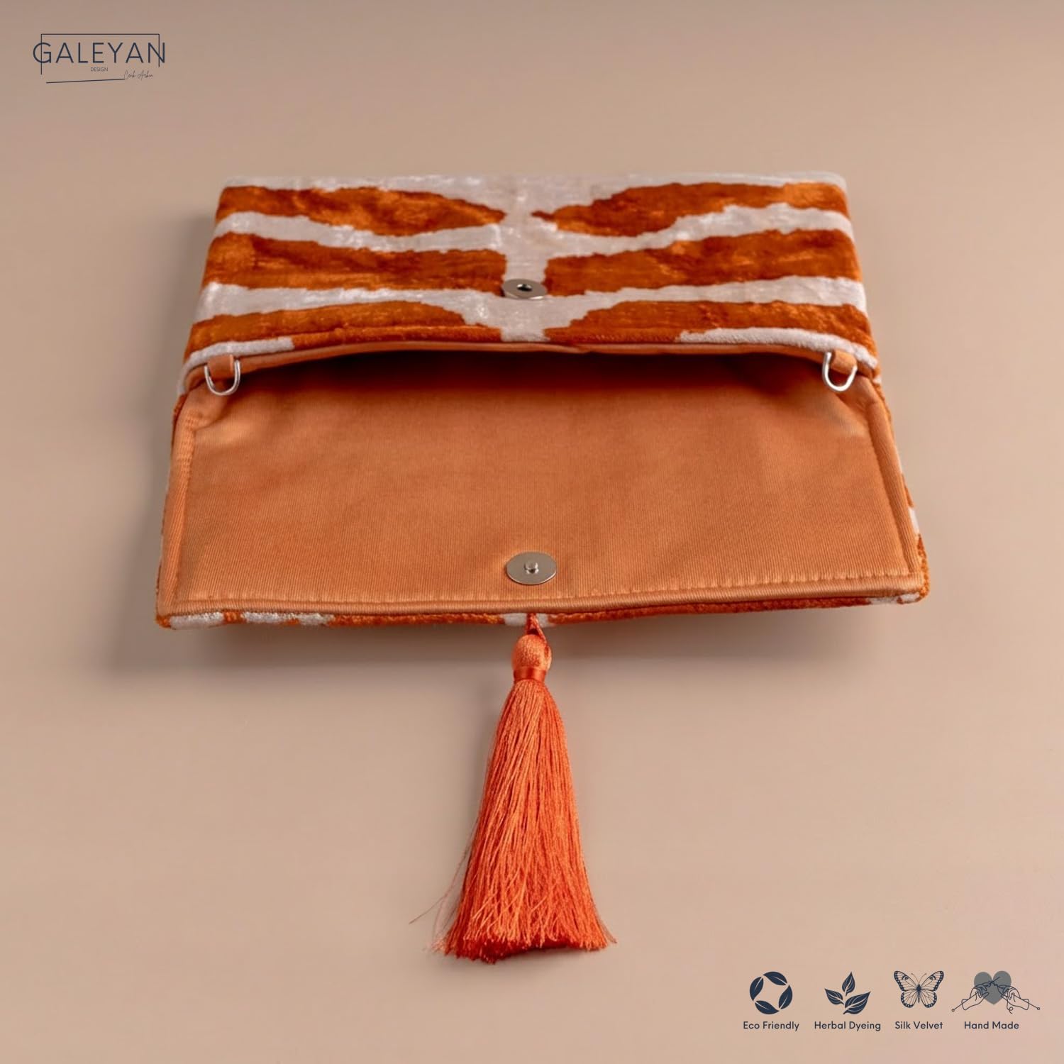 Bolso Ikat de terciopelo de seda hecho a mano, estilo sobre, diseño bohemio, patrón étnico, opción de correa de cadena, bolso de mano de fiesta de noche, bolso de mano premium, blanco roto