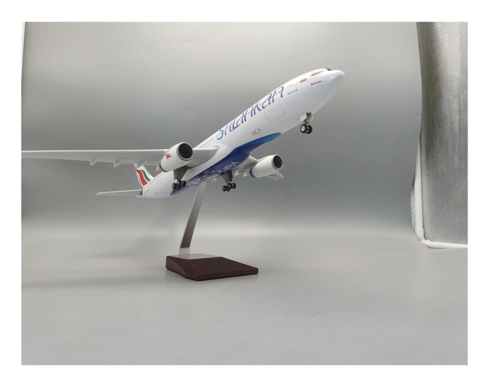 Modellini in scala Aerei 1:135 Scala Per Srilankan Airbus A330 Modello Di Aeroplano In Resina Pressofusa Collezione Aeromobili Display