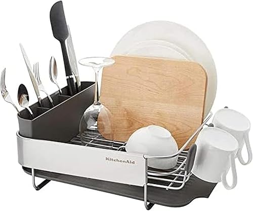 KitchenAid Escurridor de platos compacto que ahorra espacio, resistente al óxido, con tabla de drenaje inclinada de autodrenaje y organizador de