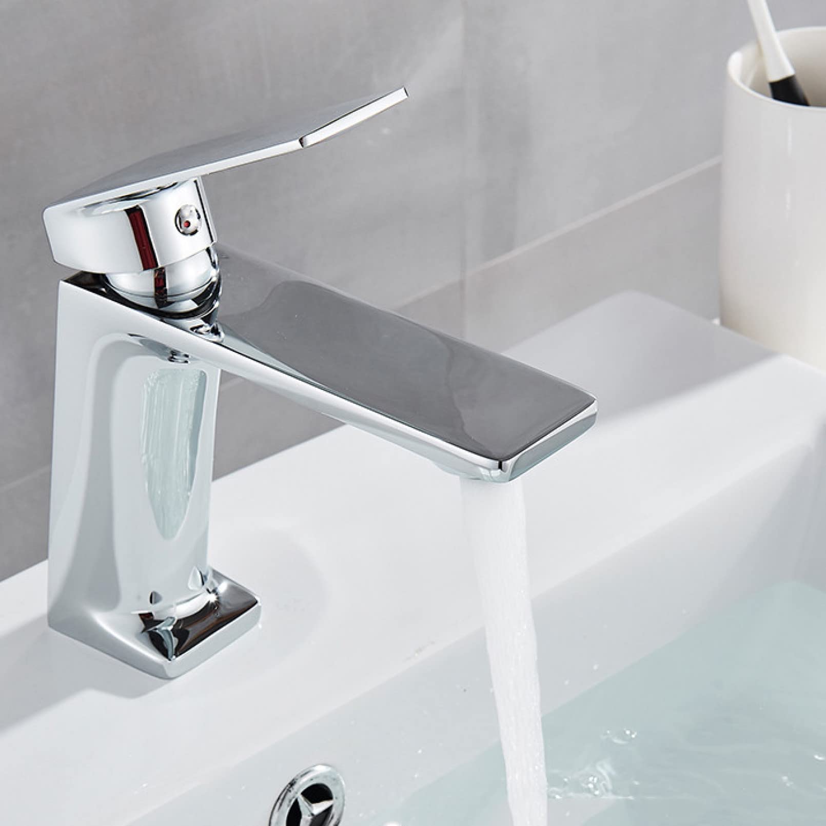 Mitigeur d'eau chaude et froide à poignée unique avec cartouche céramique