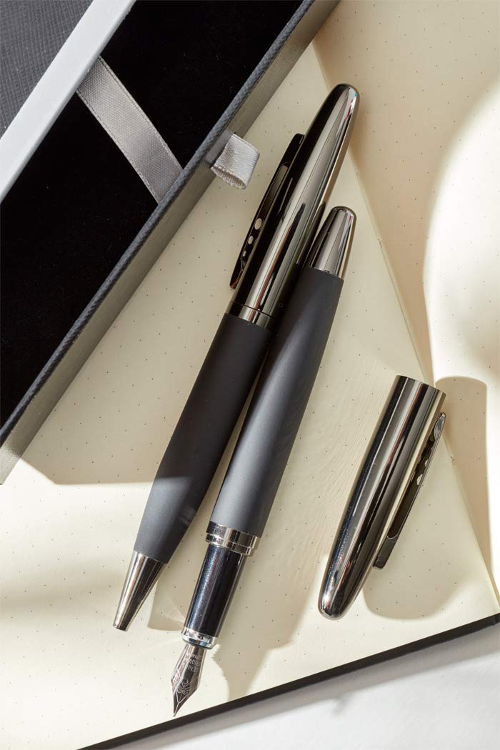 Juwelier Schönschmied Schreibset BLACK ELEGANCE mit Gravur Füller mit Gravur schwarze Geschenkbox mit Schublade & Schmuckkante - Gun-Metall-Optik mit gummierter Griffzone Schreibset PS7