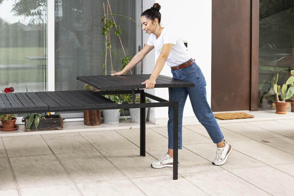 SIEDITI FUORI E DENTRO Mesa de exterior/jardín extensible 180/240 x 90 cm con patas de acero y tapa de polietileno efecto madera, hasta 10 personas Thomas XL (antracita)