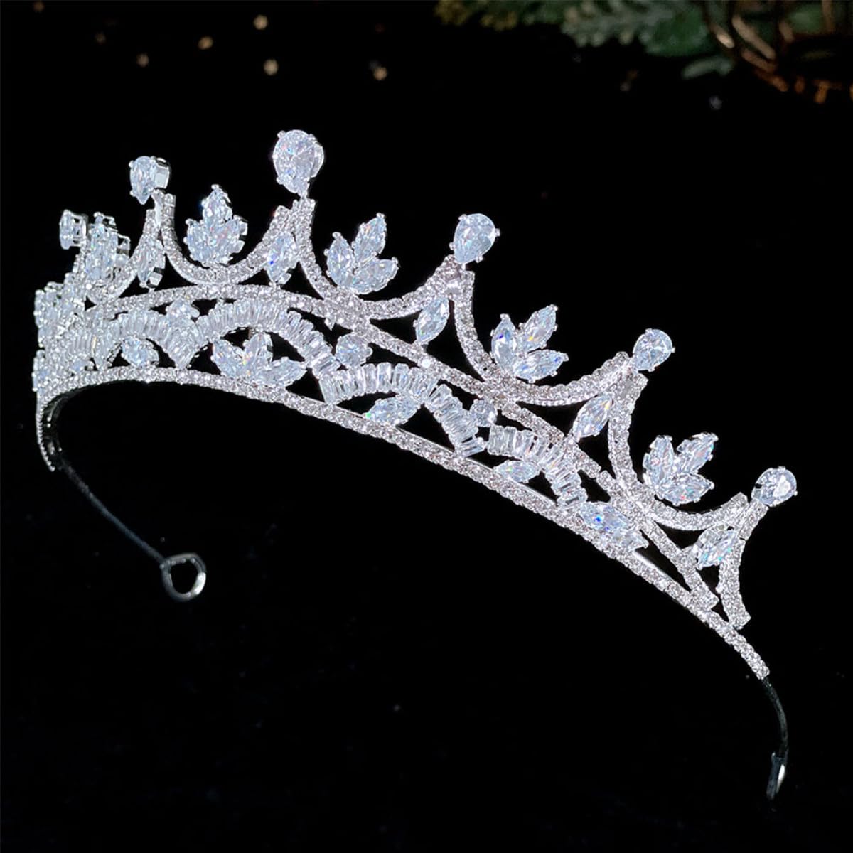 VILLCASE Elegante Hochzeitsbrautkrone aus Kupfer mit Zirkonbesatz Leichtes Silbernes Haarband für Damen für Besondere Anlässe und Kreative Fotos