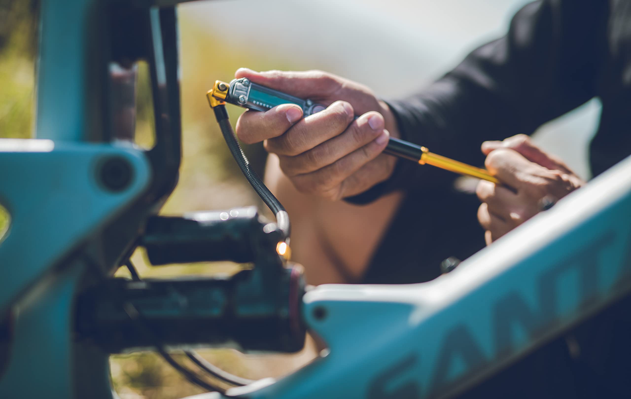 LEZYNE Pompa Digitale Shock Drive Per Bici - 350 PSI, Nero/Oro - Foto 2