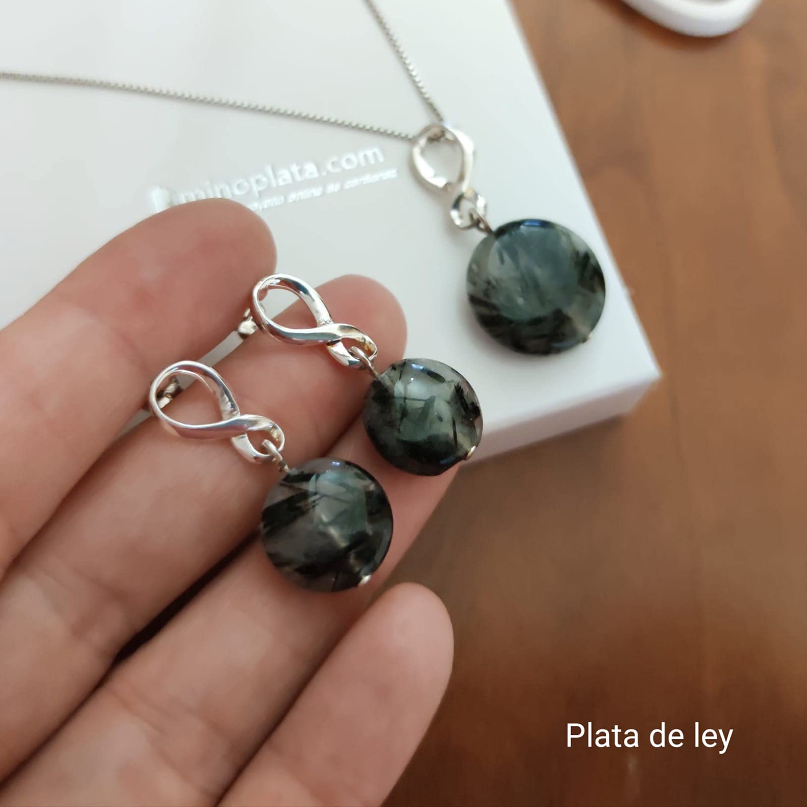 Juego Pendientes con Gargantilla de Plata y Piedra Gris es Ideal si Quieres Regalar una Joya Original a una Mujer