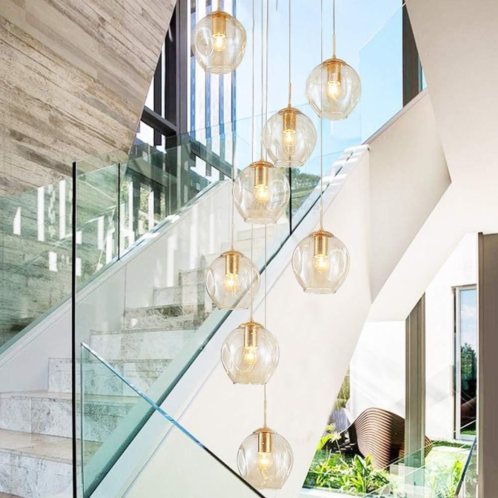 Lampe de plafond haut pour illuminer l'escalier d'une villa