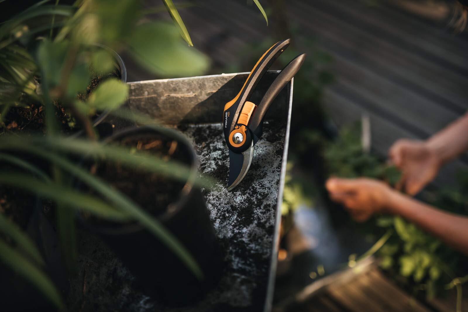 Fiskars Sekator obejściowy, Plus SmartFit, P541, Do świeżych gałęzi i gałązek, Powłoka nieprzywierająca, Ostrza ze stali nierdzewnej, Długość: 20,1 cm, Czarny/Pomarańczowy, 1057169