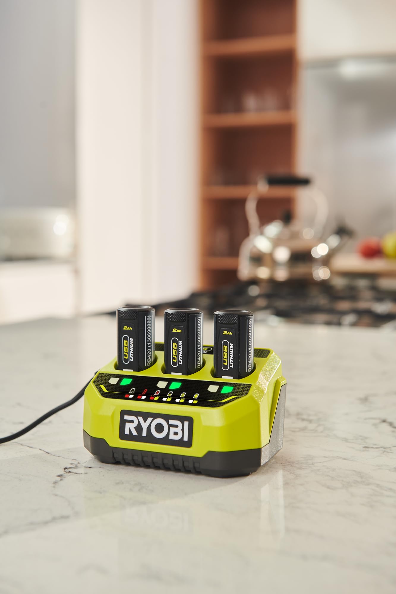 Ryobi Caricabatterie Originale USB Lithium 4V a 3 Porte Sequenziali, Ricarica Batterie 4V, Indicatori LED Stato Carica, Compatibile con Gamma Ryobi USB Lithium, RC43P