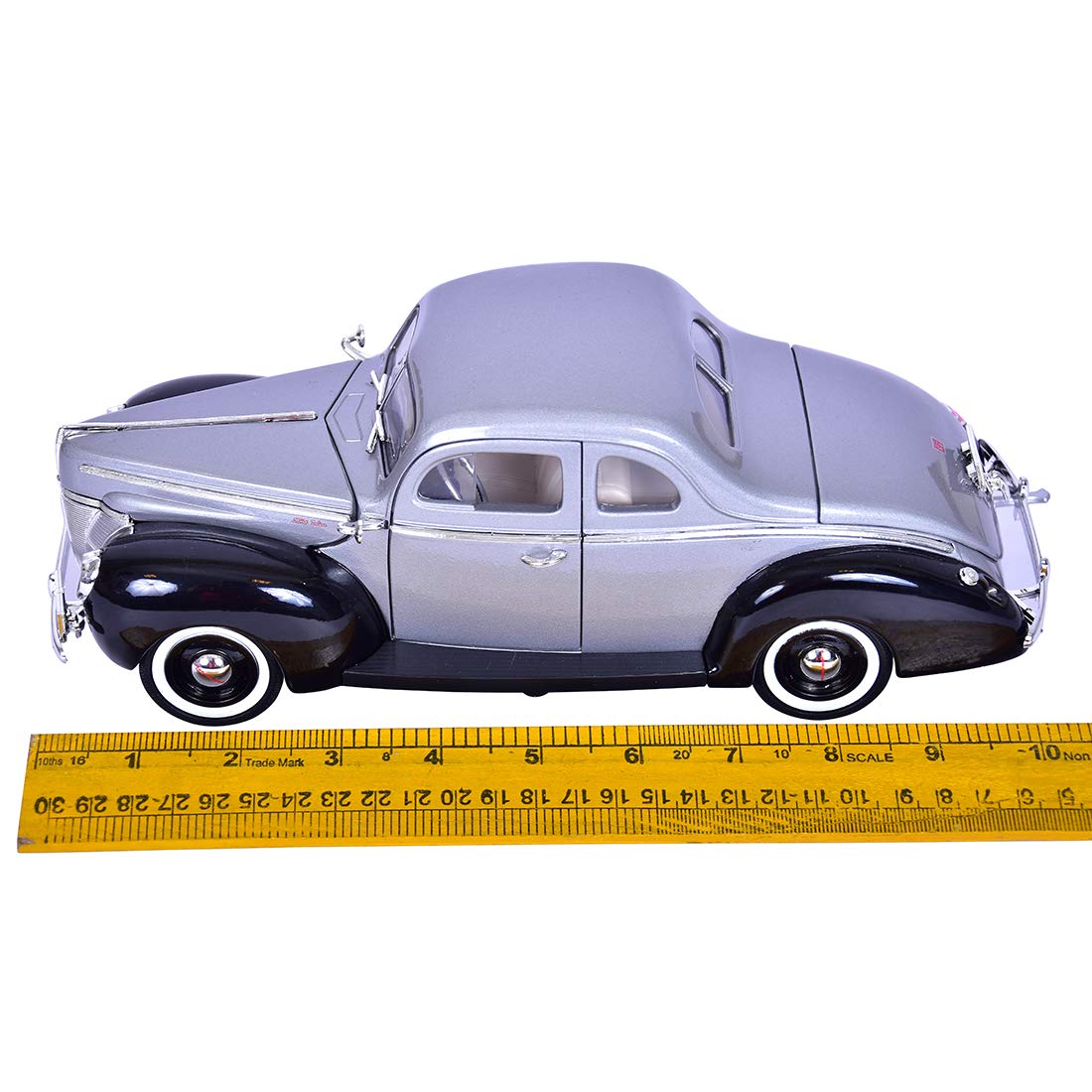 Motormax 1:18 1940 Ford Deluxe Diecast Car (Timeless Classics