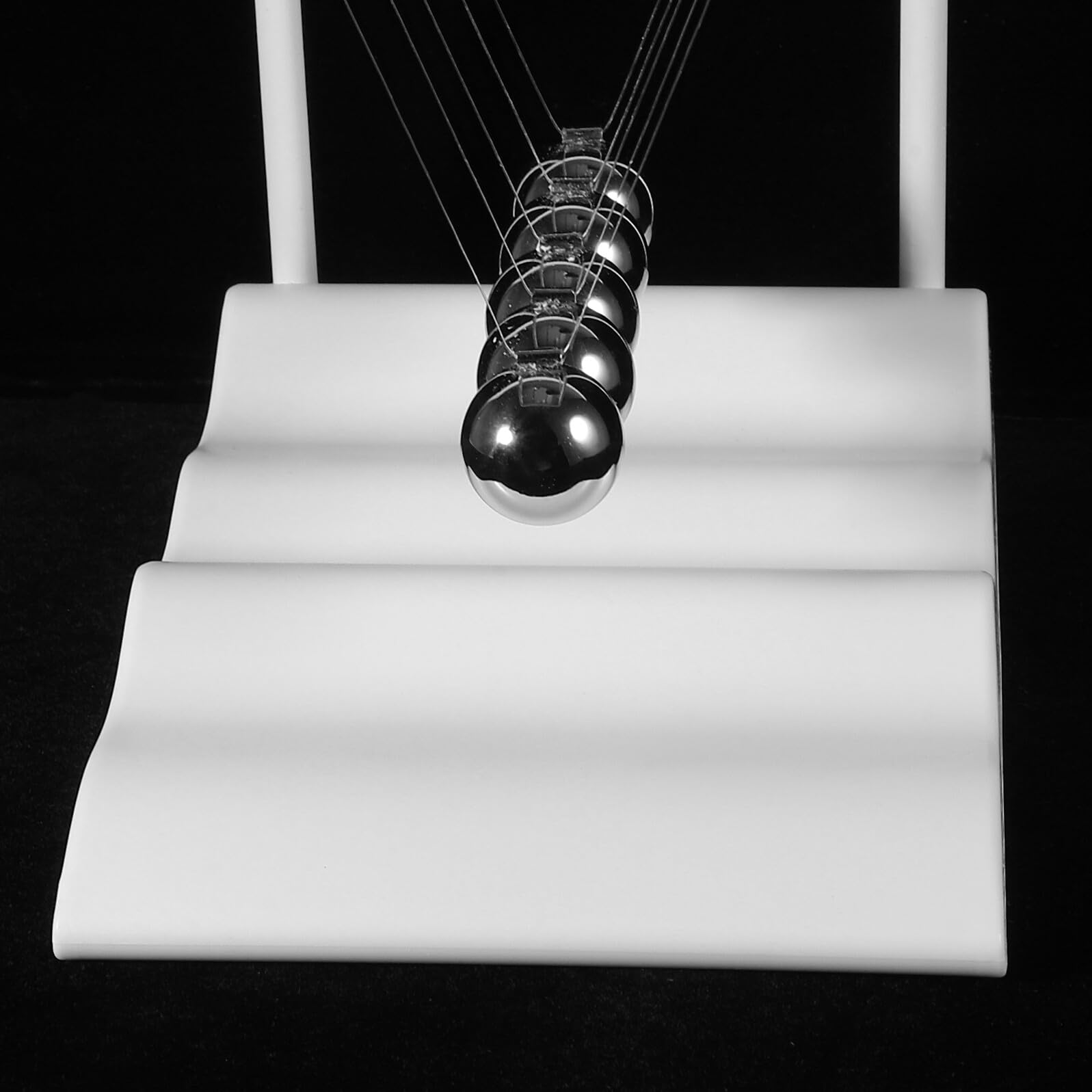 Ornement de Boules de Pendule Newton Blanches en Fer et PP