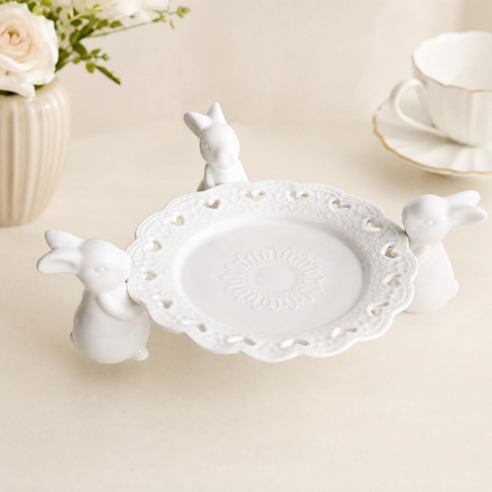 Banja Elevada con Soportes Conejo Plato con BOR Ondulado y Recortes Corazón Brillante Fuente Motivo Floral en Relieve, 3 Conejos 8IN