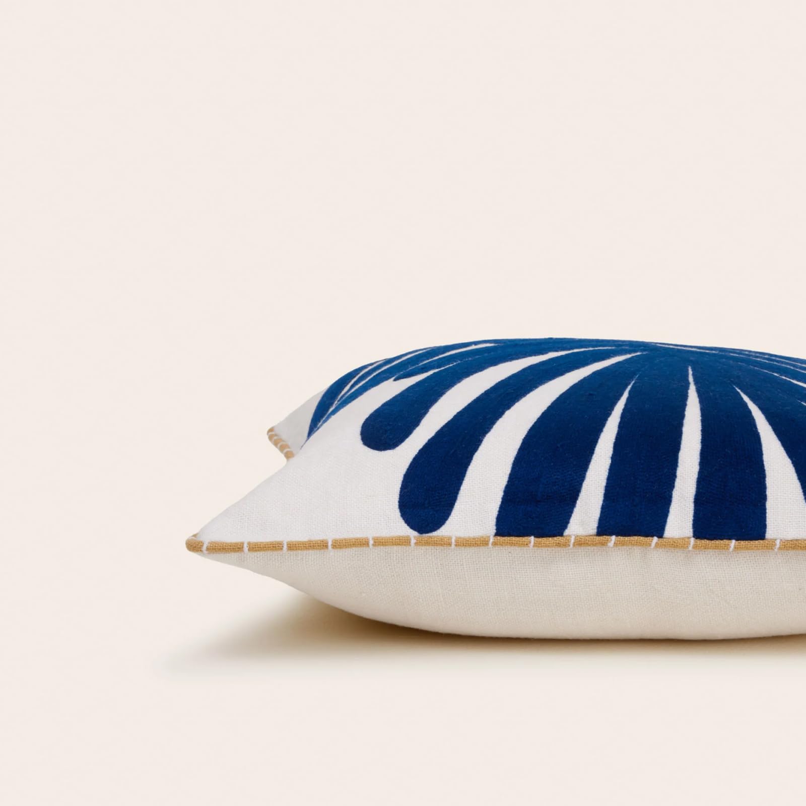 Madura - Housse de Coussin Lin Brodée 40x40 cm - Feuille de Palmier - Broderie Élégante - Collection Tropicale - Ecru Indigo - Décoration Salon Chambre Canapé - TROPI