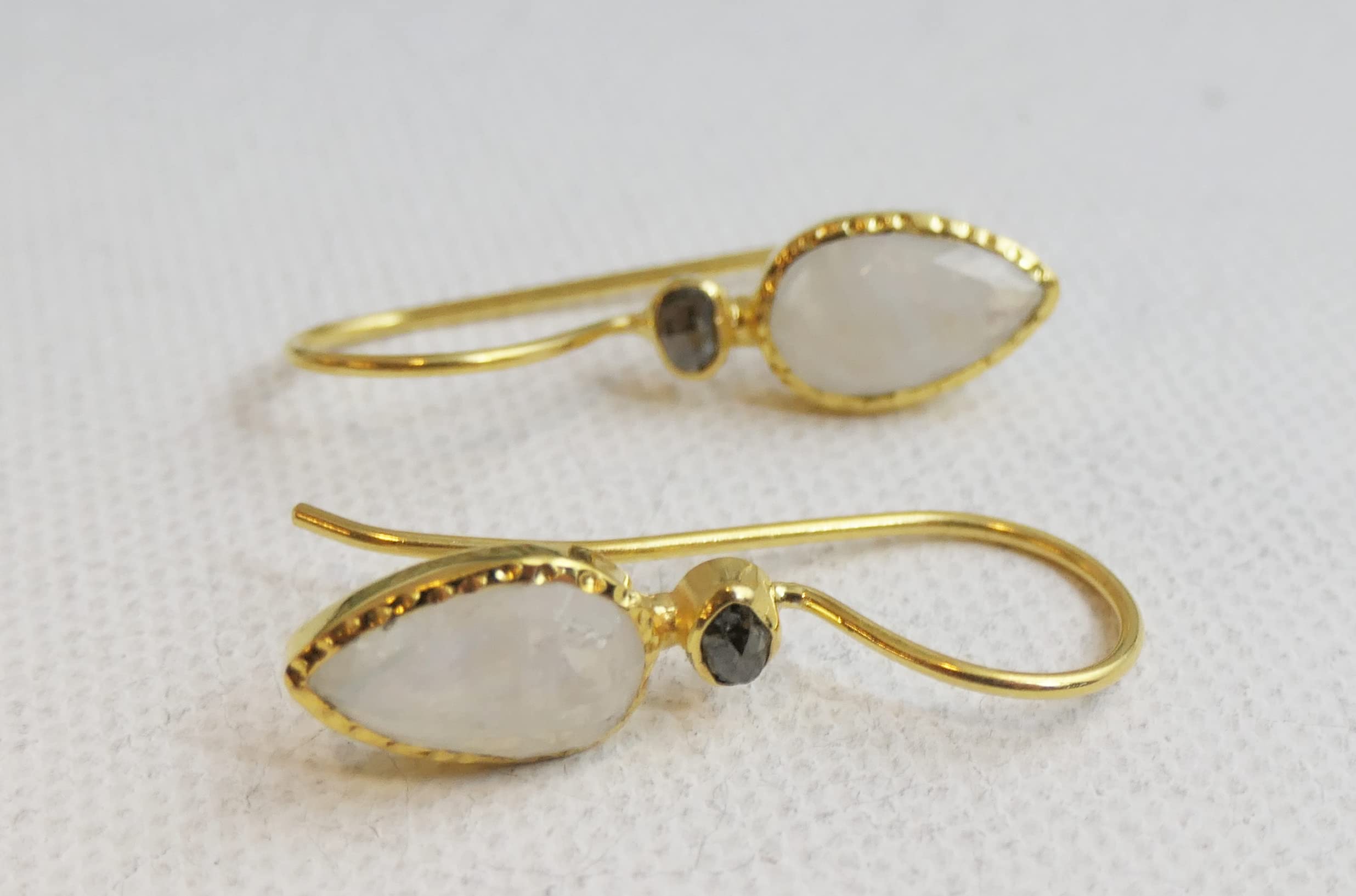 Pendientes de plata de ley con piedra de luna y diamantes chapados en oro