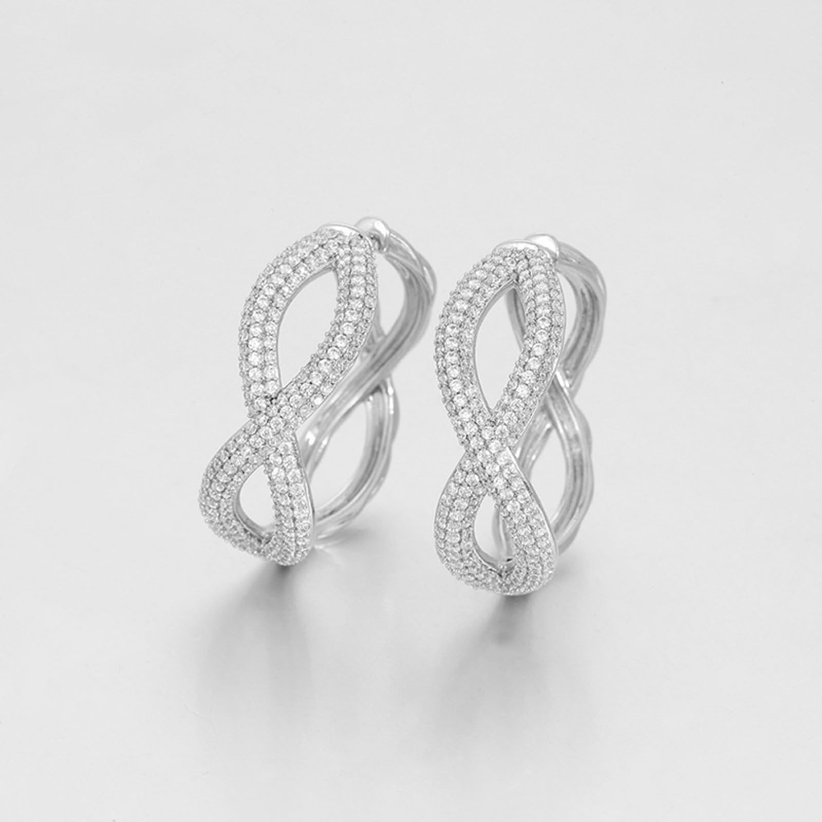 Pendientes de infinito con moissanite para mujer