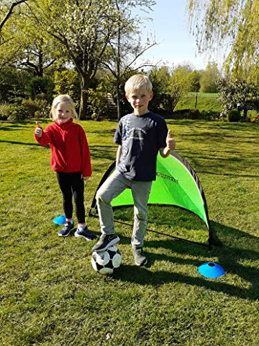 LionSports Fußballtor Set 2020 (NEU) - 2 Pop Up Tore - Mit Markierungshütchen  Ideale Fussballtore für den Garten, draußen und Indoor  Mit Tor Beleuchtung und praktischer Tragetasche