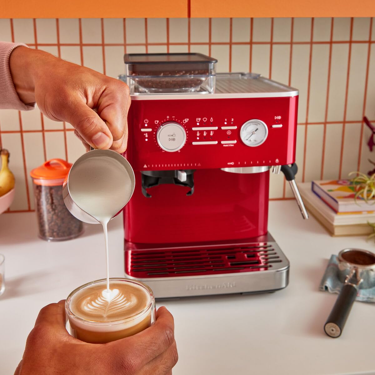 KitchenAid Ekspres do kawy ziarnistej - półautomatyczny ekspres do espresso i cappuccino z wbudowanym stożkowym młynkiem do kawy, dzbanek na mleko 355 ml, jabłko miłości