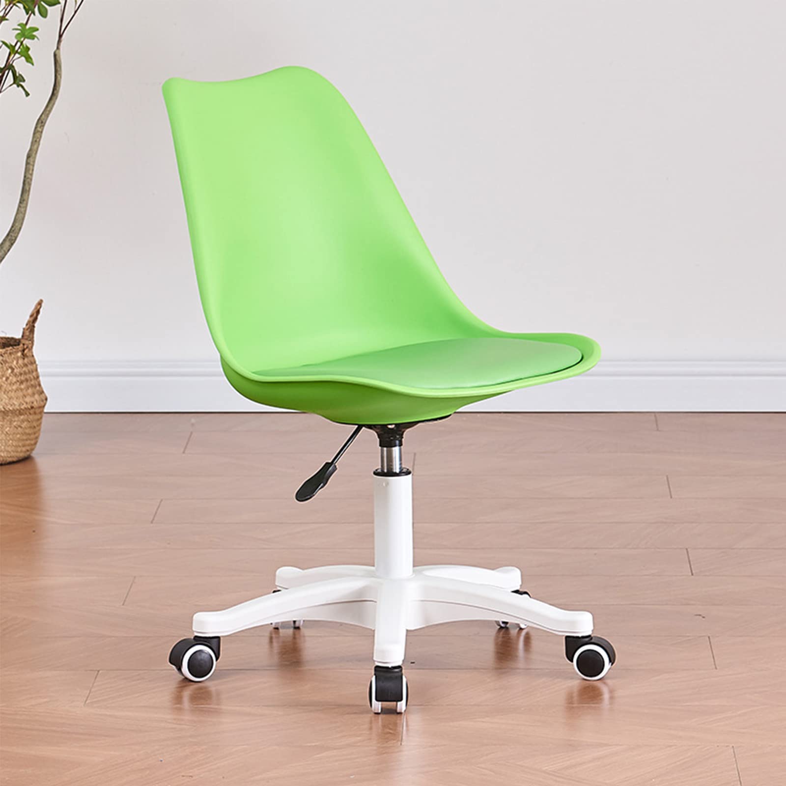 Chaise de bureau transparente ergonomique pour éviter le mal de dos en télétravail