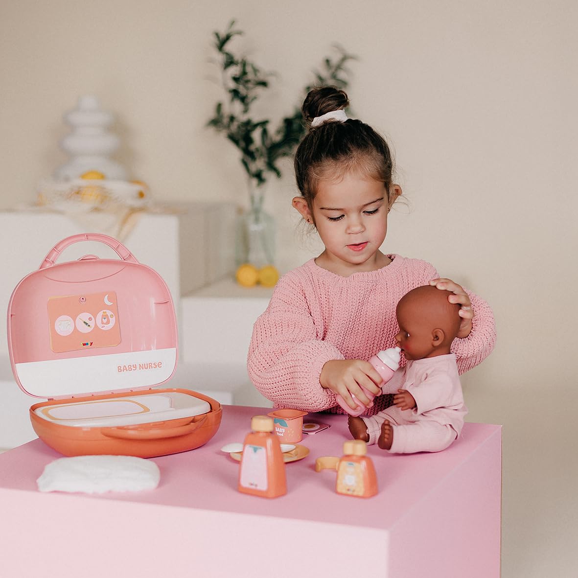 Smoby - Baby Nurse - Vanity - Mini Valise - Prendre Soin de Son Bébé - 13 Accessoires - Assiette, Biberon, Flacon de Crème, Pot de Yaourt Et Autres - A Partir de 3 Ans - Fabrication Française