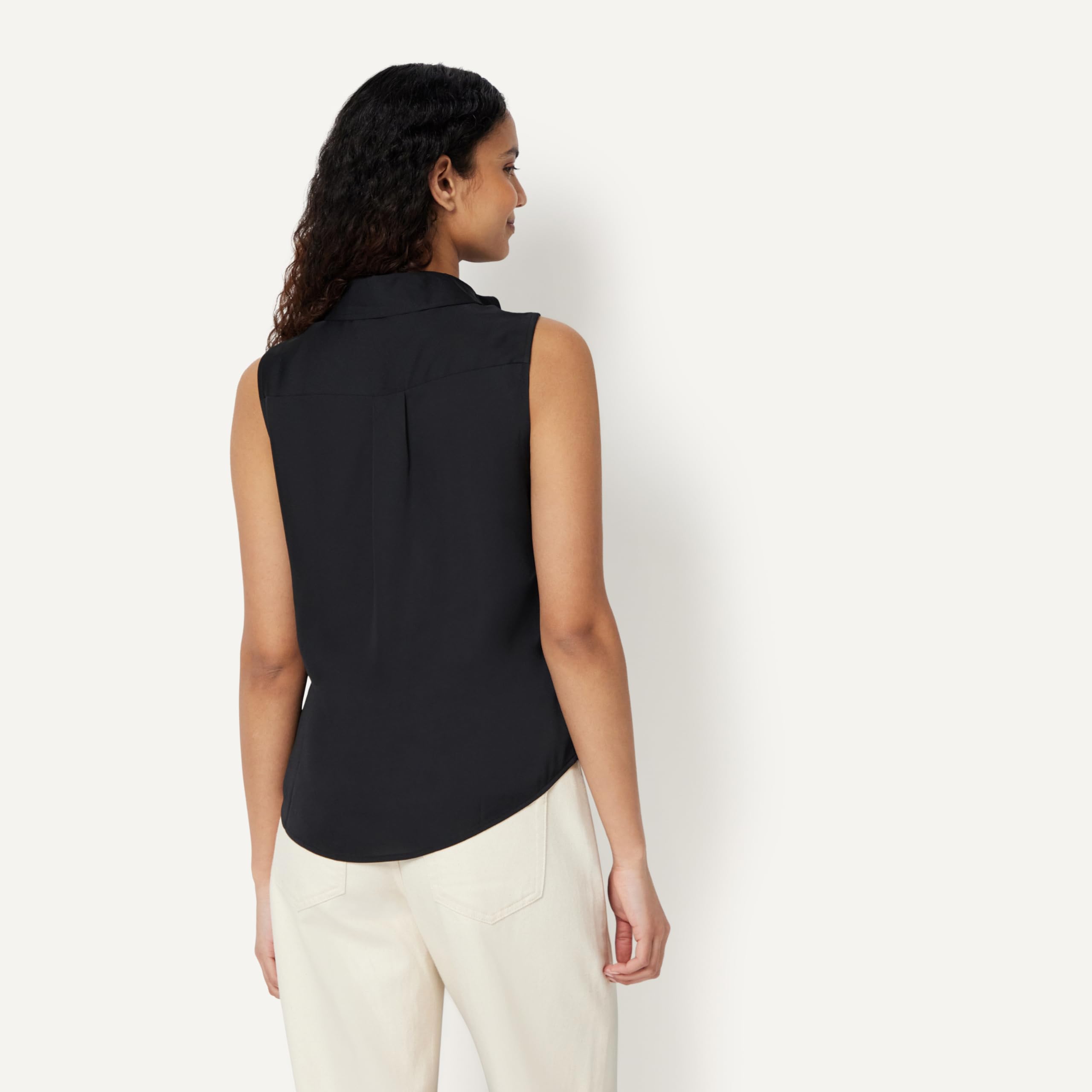 Amazon Essentials Damen Ärmellose Bluse mit Knopfleiste in normaler Passform