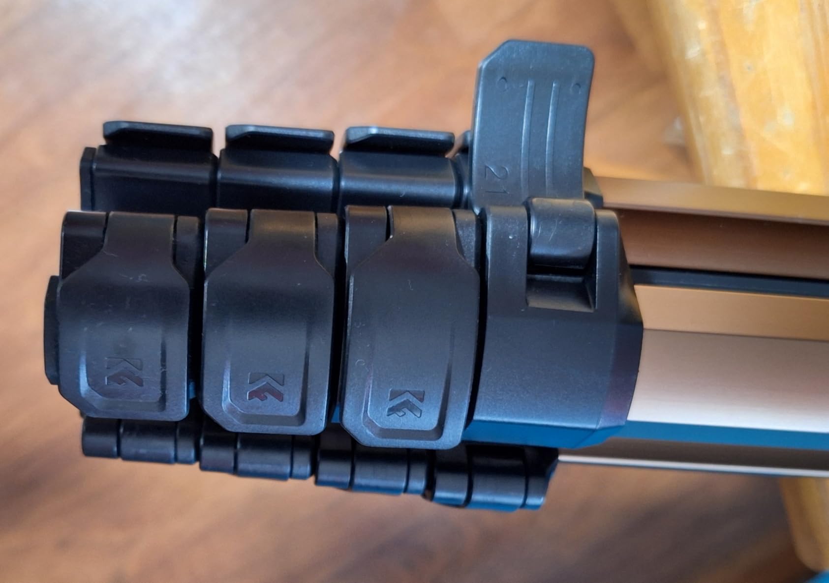 Robust, stærk, velbygget stativ, det bedste jeg har prøvet, gode vedhæftede filer, noget tyngde ved det