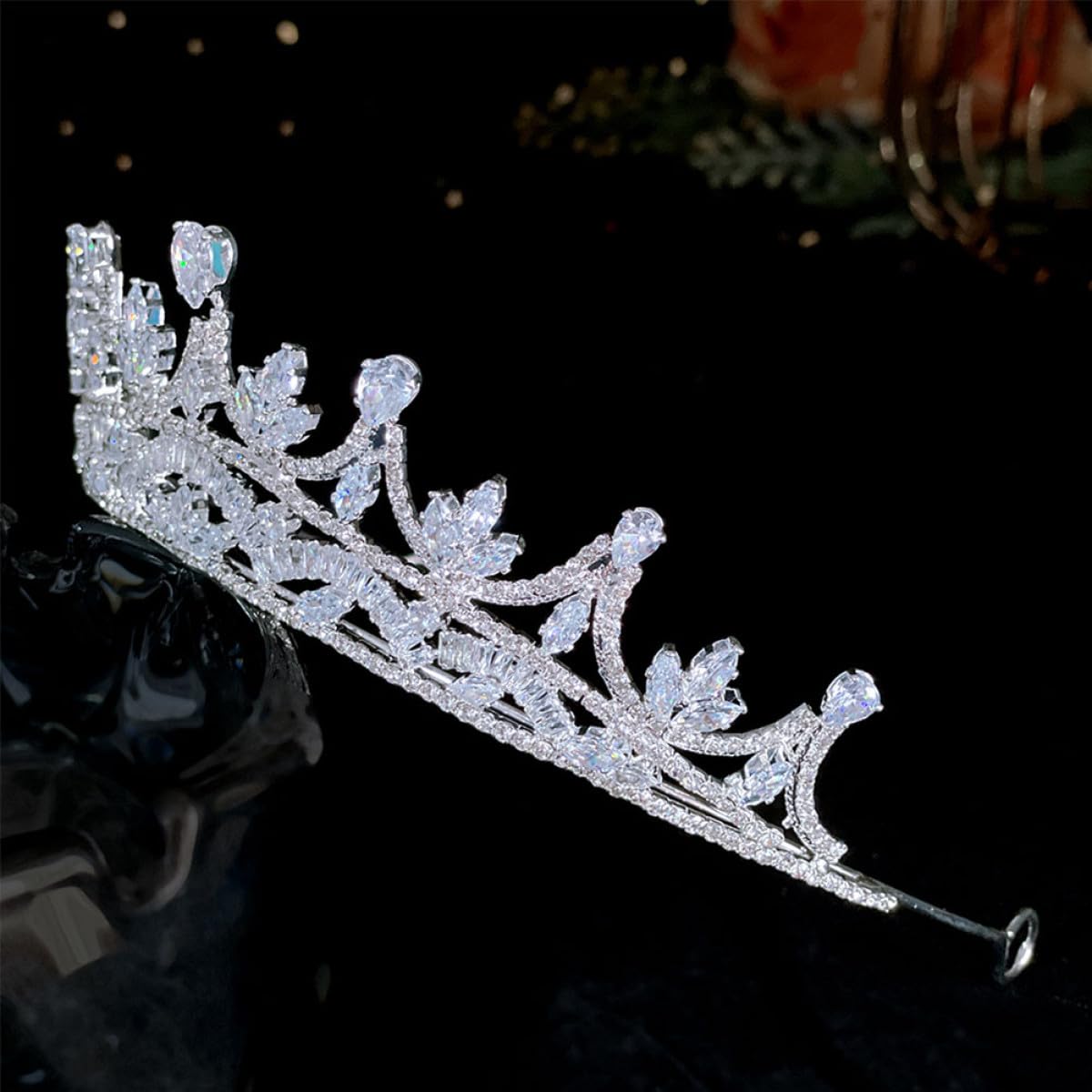VILLCASE Elegante Hochzeitsbrautkrone aus Kupfer mit Zirkonbesatz Leichtes Silbernes Haarband für Damen für Besondere Anlässe und Kreative Fotos