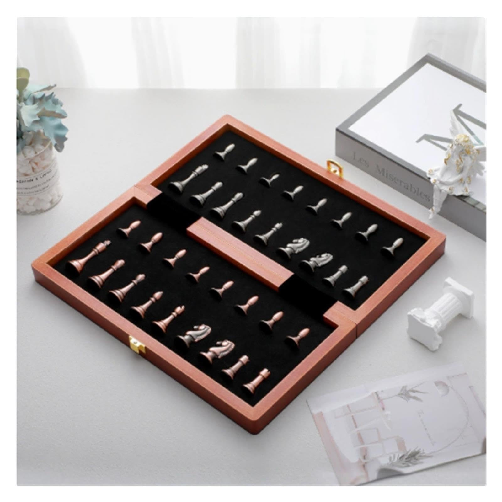 Set da gioco degli scacchi in metallo in stile europeo