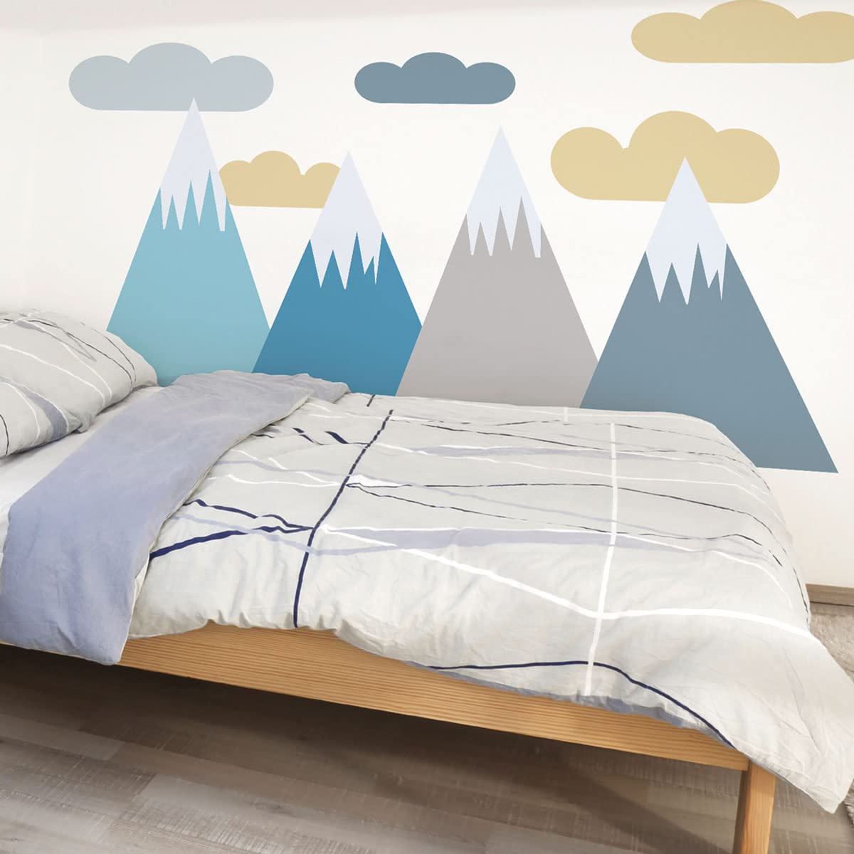 Naklejki ścienne dla dzieci - Dekoracja pokoju dziecięcego - Naklejka ścienna gigantyczna Dziecko Góry Skandynawskie VOLKA - 60x90cm