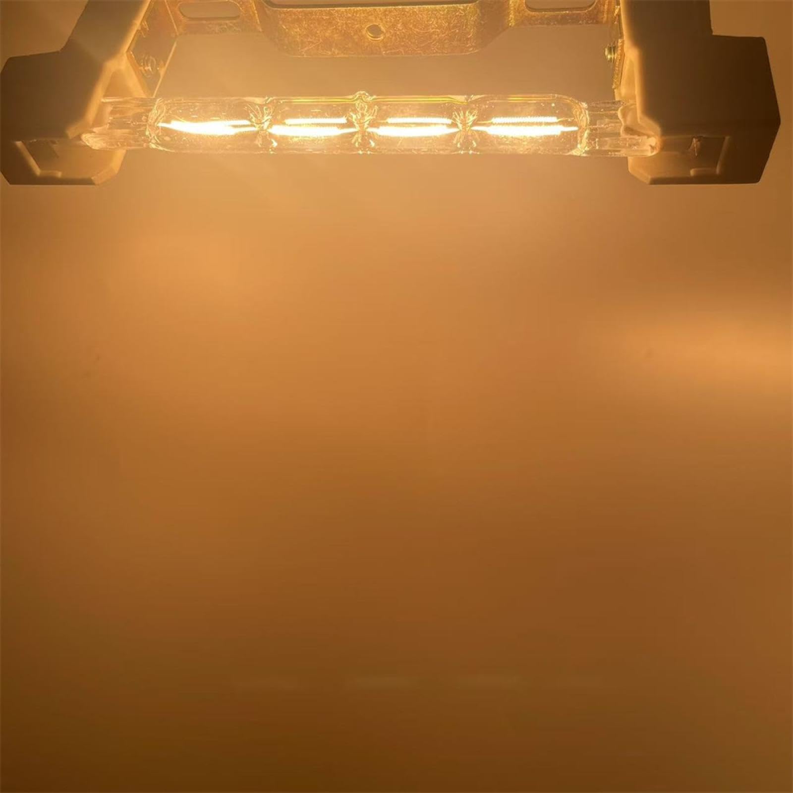 Lampadine Del LED, Dell'alogeno E Del Tungsteno Sul Pannello Solare, Alcuni Sui Gras Fotografia - Foto 4