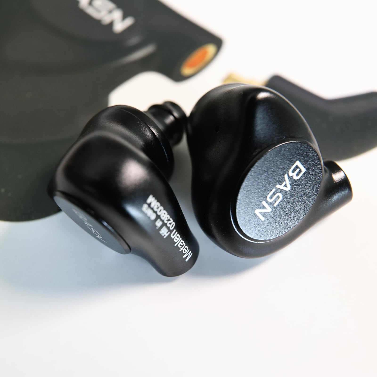 BASN Metalen In-Ear-Kopfhörer, 4 Treiber, Musiker, geräuschisolierende IEMs mit tiefem Bass, Zwei abnehmbare MMCX-Kabel mit Hülle für Sänger, Schlagzeuger, Bassisten (Mattschwarz)