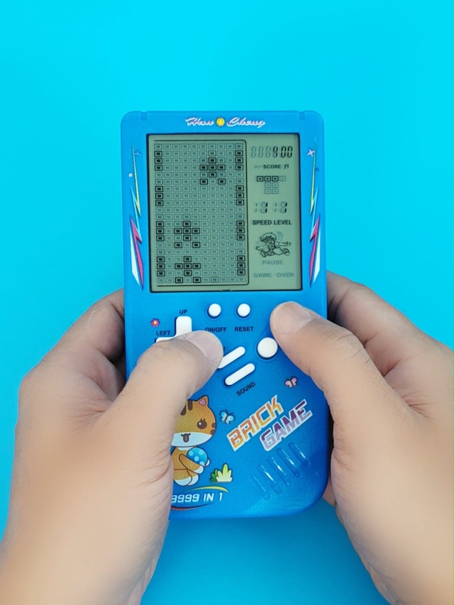 TAQY - Console De Jeux Rétro Blocs Chat Mignon - 23 Jeux De Briques Portative - Cadeau Nostalgique Enfants (Jaune)