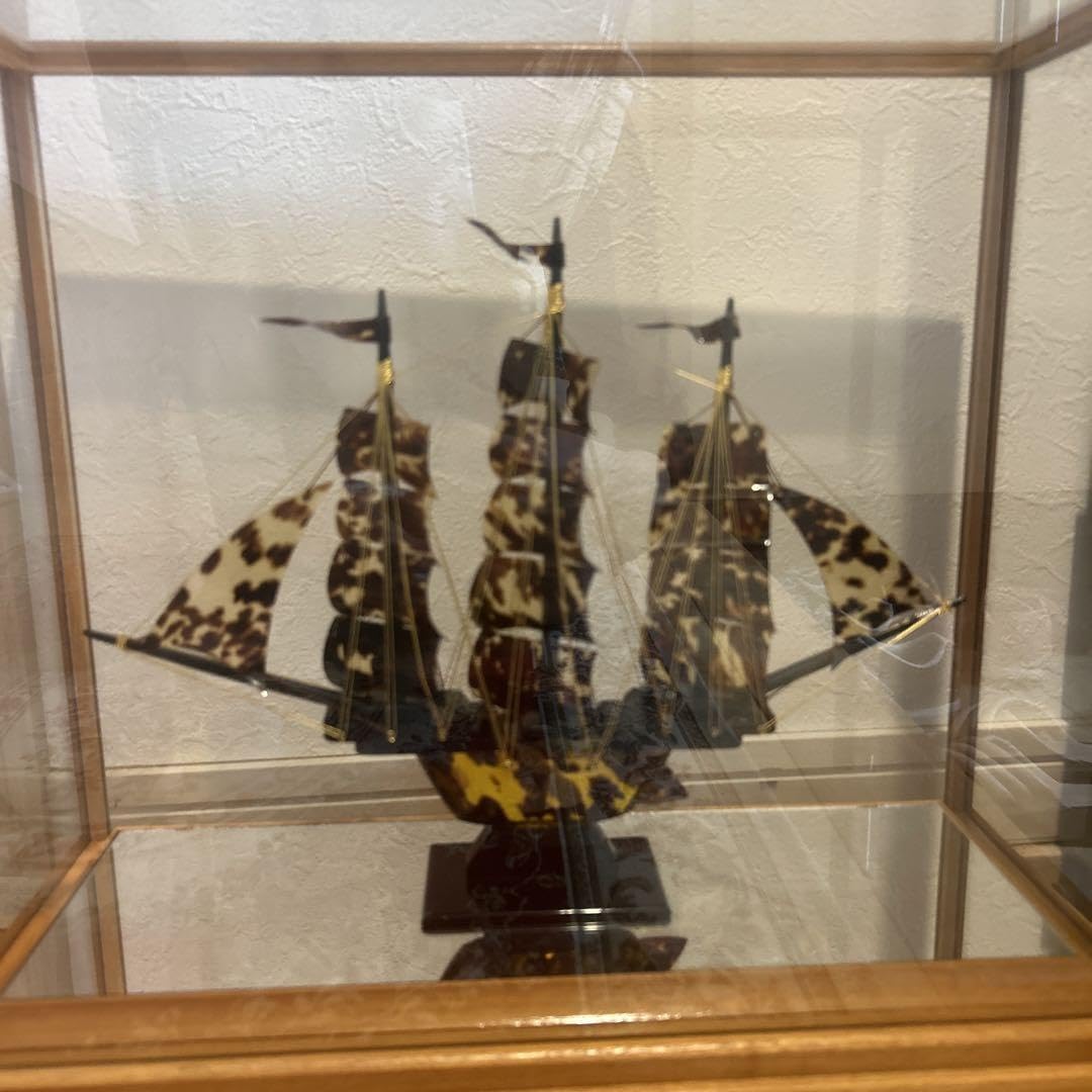 金色の船の彫刻 ガラスケース入り 金色の船の彫刻 ガラスケース入り 金色の船の彫刻 ガラスケース入り