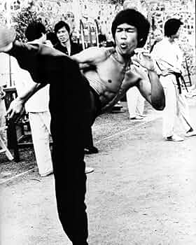 Amazon.co.jp: Posterazzi ブルース・リー ハイキック 白黒写真