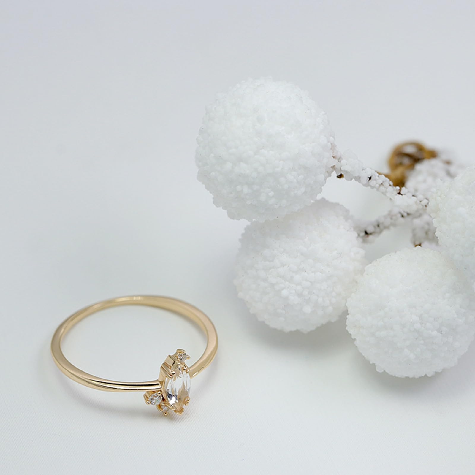 Damen Gelbgold Polierter dünner Versprechensring mit Marquise-weißem Kristall und rundem Moissanit