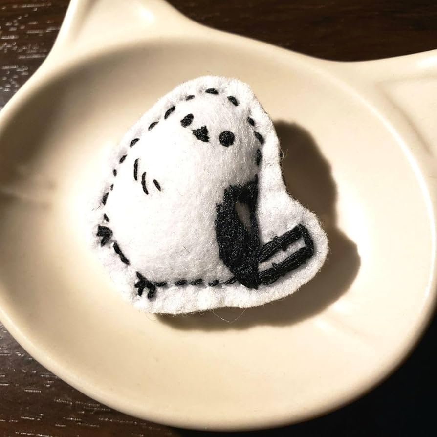 ＊シマエナガちゃんのブローチ＊　刺繍　シマエナガ　鳥　小鳥　雪の妖精　モノトーン Amazon.co.jp: シマエナガちゃんのブローチ＊ 刺繍 鳥 小鳥 雪の