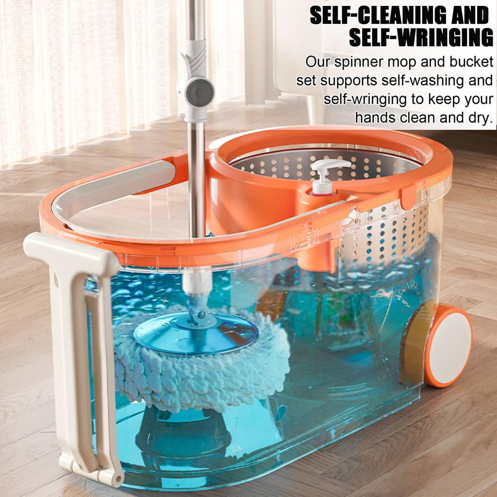 Este Juego de fregona giratoria y Cubo con escurridor Incluye 4 recambios de Almohadillas de Microfibra Lavables y Ruedas para facilitar su Transporte y Limpieza de Suelos en el hogar.