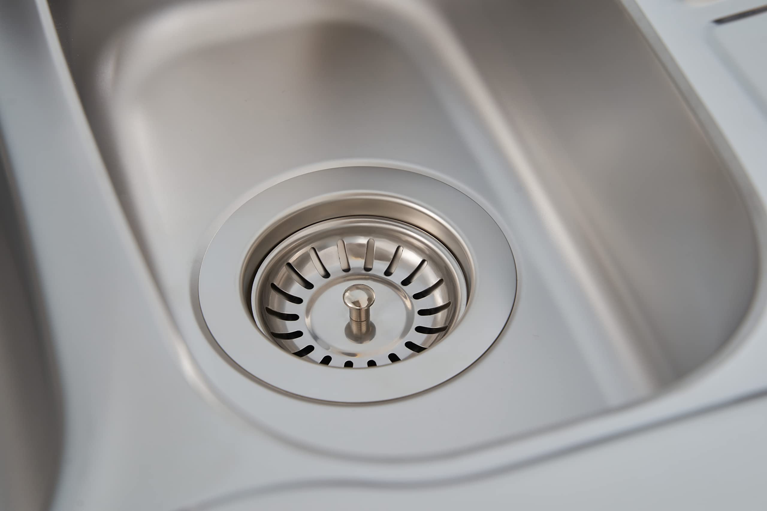 Nærbillede view of the basket strainer drain installed in the sink bowl.
