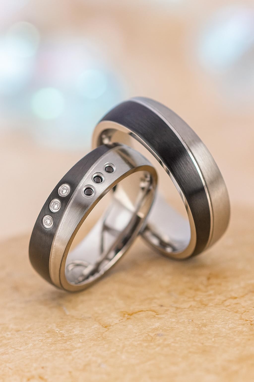 Partnerringe & Eheringe aus Edelstahl mit 6 Zirkonia (3 schwarz & 3 weiß) – Paar Verlobungsringe/Hochzeitsringe/Freundschaftsringe inkl. Gravur | Modell 3140