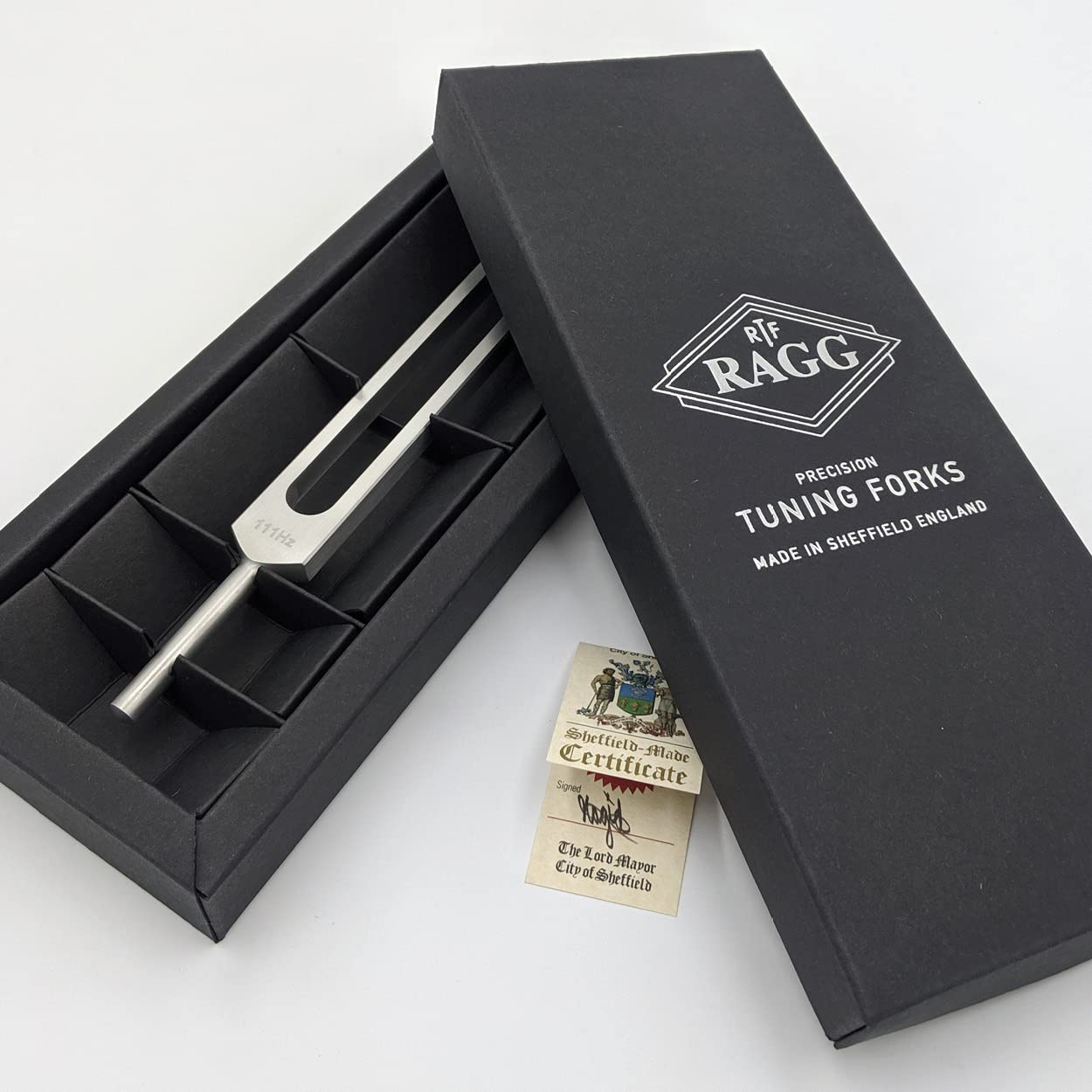 111Hz stemvork. Vervaardigd in Sheffield, Engeland door Ragg Tuning Forks. Hoogwaardige aluminium stemvork voor geluid en trillingsenergie. Geweldig voor meditatie, yoga en geluidstherapie