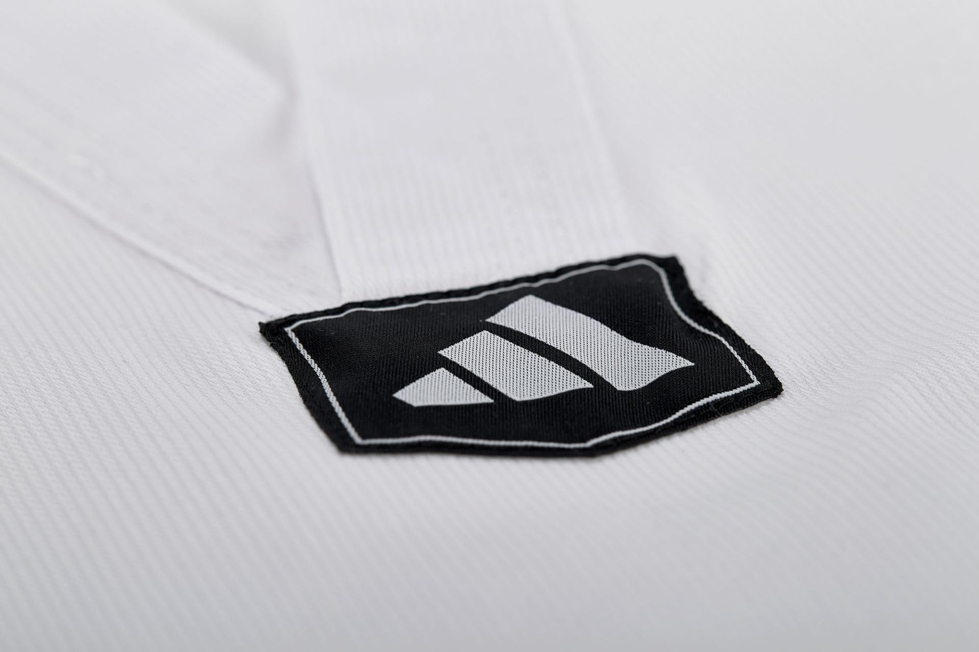 adidas Taekwondoanzug Club 3 | Dobok mit Schulterstreifen | für Kinder und Erwachsene | Leicht und atmungsaktiv | Revers Weiß | für Training und Wettkampf | für Körpergröße 130-220 cm