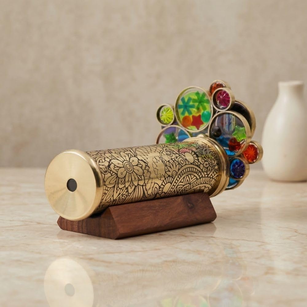 RII caleidoscopio de latón Lacado con patrón Floral Grabado Hecho a Mano Incluye Dos Ruedas giratorias separadas, un complemento Cualquier colección. (7 x 1.5 Pulgadas)