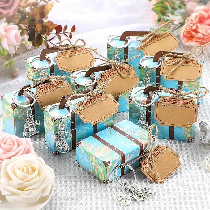 Lot de 50 mini valises avec carte du monde - Avec porte-clés en forme d'avion, billet de voyage et ficelle de jute pour fête sur le thème du voyage, fête prénuptiale, décorations de mariage