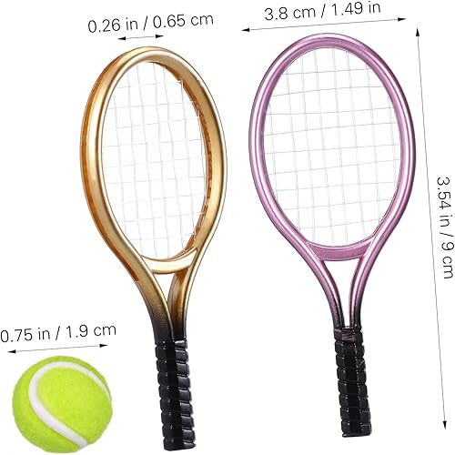 Miniatura 8 de Garneck Juego de 2 raquetas de tenis en miniatura y pelota de plástico, mini raqueta de tenis en miniatura, equipo deportivo para decoración del
