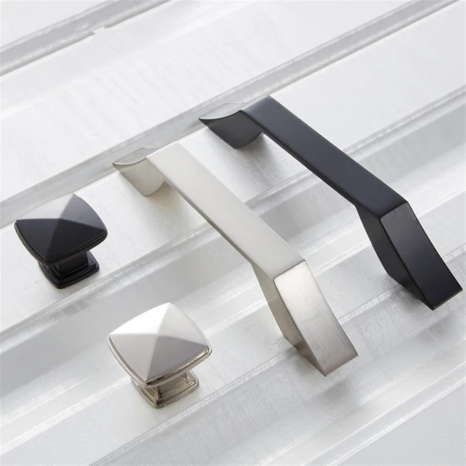 Poignées d'armoire noires ultra résistantes avec finition anti-trace pour cuisine