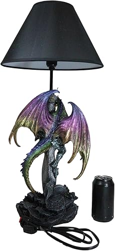 Miniatura 7 de Ebros Gift Dragón verde metálico con rayas doradas que agarran la espada Excalibur con cristal en el cementerio, lámpara de escritorio escultórica,