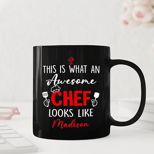 Vista 125 de Taza de café negra personalizada con nombre «A Truly Great Chef Is Hard To Find con nombre», taza de café personalizada para gran chef de 11 onzas