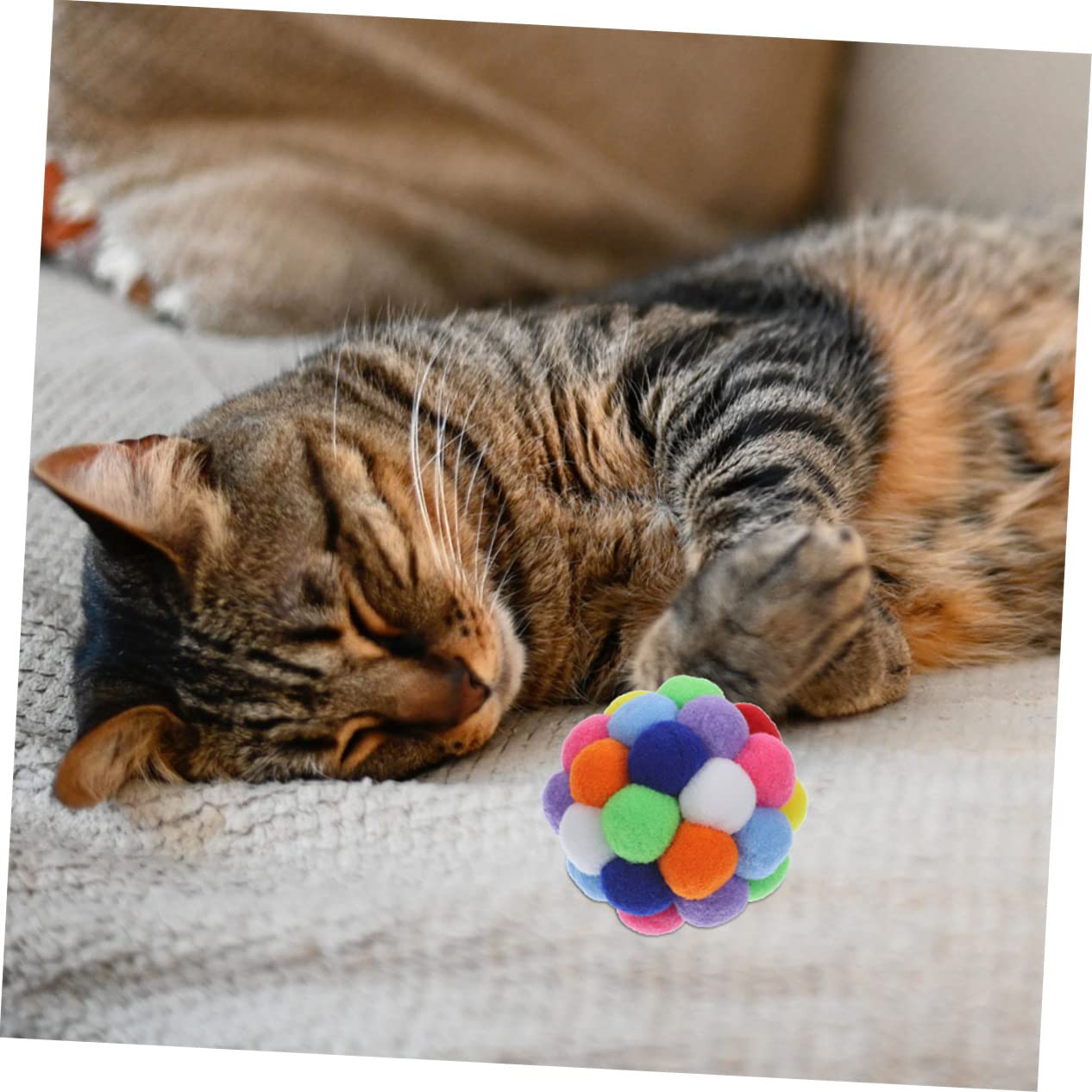 FRCOLOR Lot de 4 Balles Jouets pour Chats D'intérieur en Peluche avec Clochettes pour Garder Le Chat Actif et Aiguiser Ses Griffes