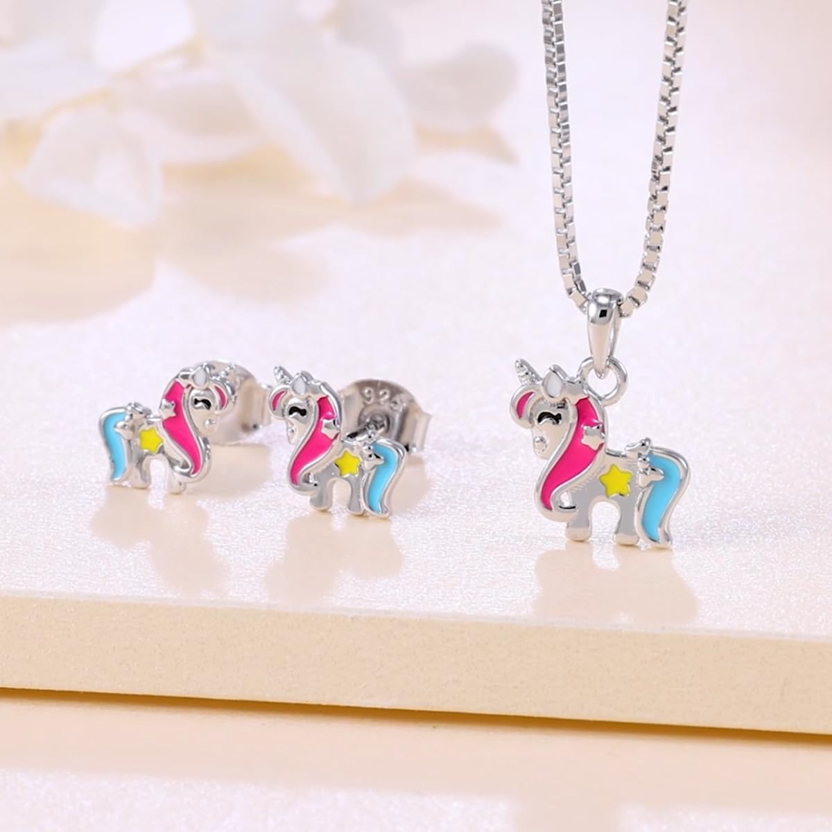 PAVELS Einhorn Schmuckset für Mädchen - Ohrstecker und Kette aus echtem 925 Silber - Magischer Kinderschmuck für besondere Anlässe - Perfekte Geschenkidee für junge Schmuckliebhaberinnen