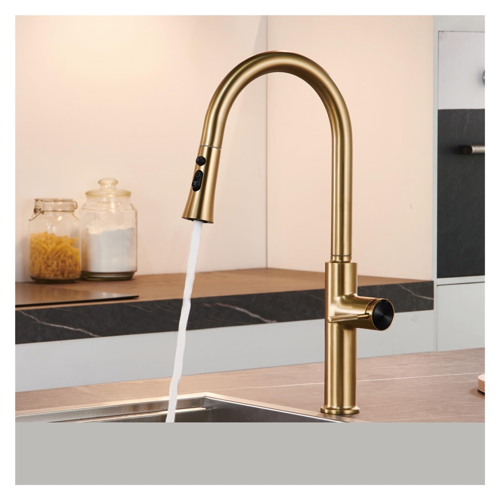 Robinet de cuisine or brossé pour sublimer votre espace culinaire