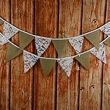 12 Fahnen mit floraler Spitze auf sie.