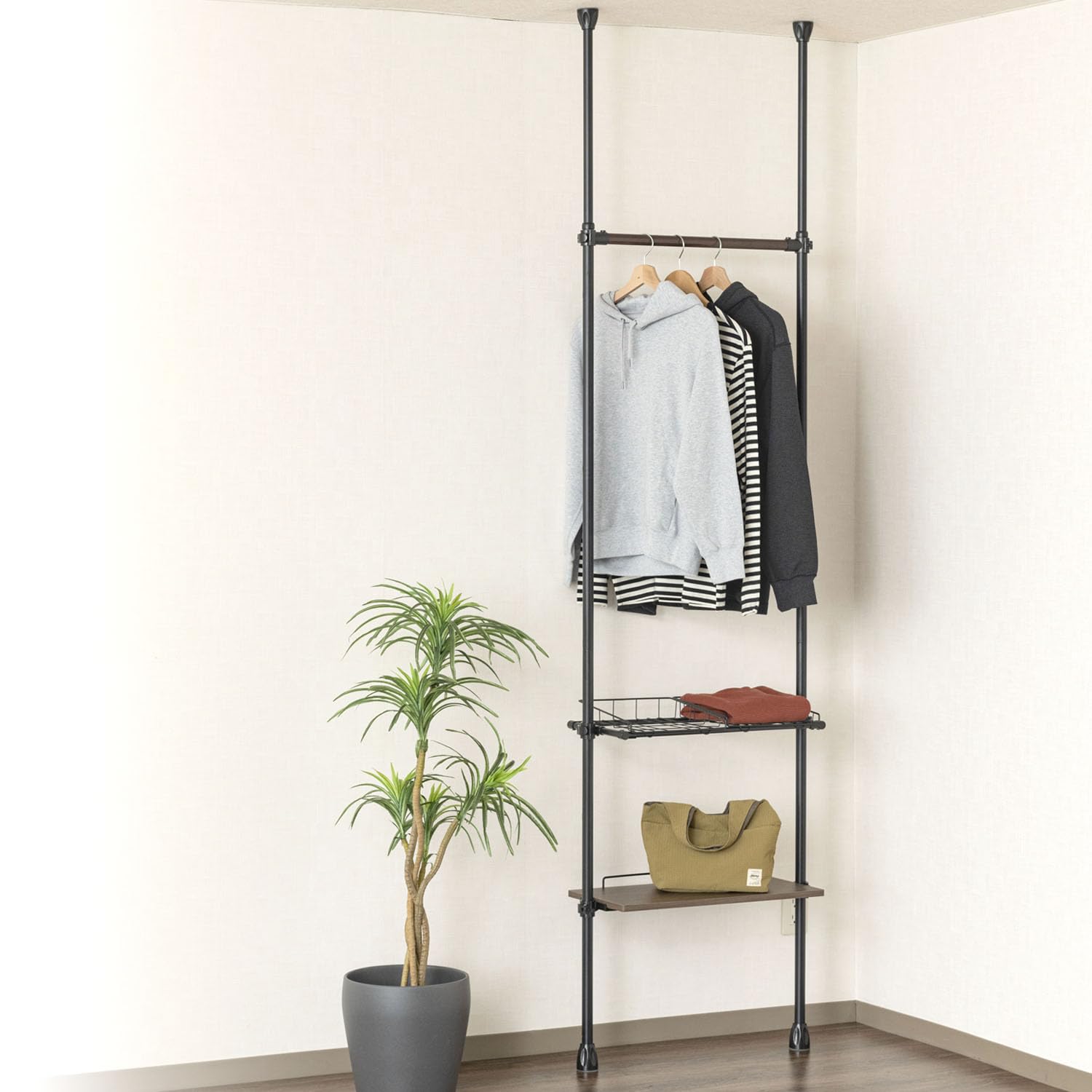 Amazon｜ドウシシャ 省スペースに設置可能な突っ張りハンガーラック 棚